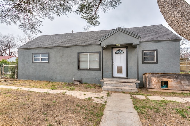 512 Ave J, Ozona, TX 76943 - bungalow-style house featuring stucco siding, a shingled roof, and fence