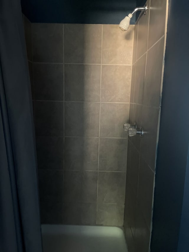 bathroom featuring tiled shower