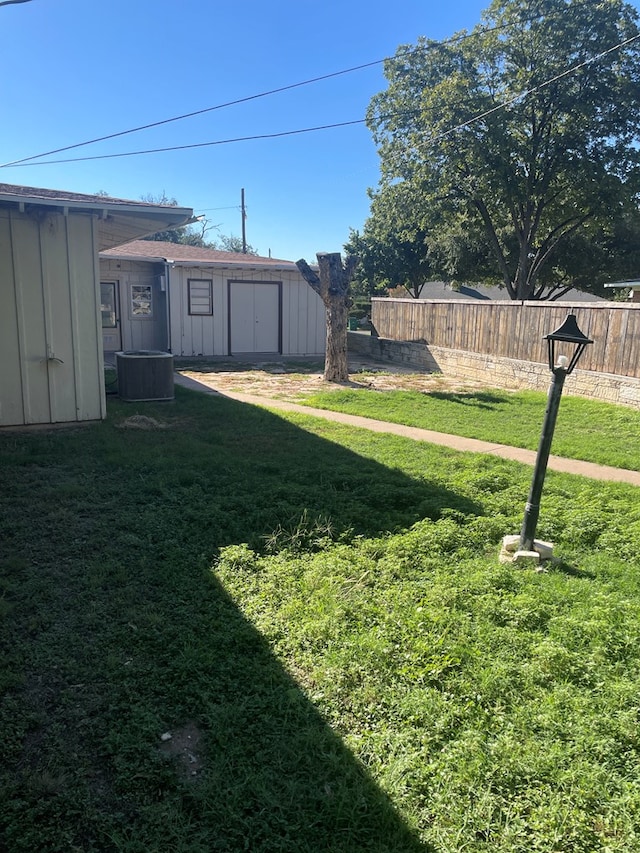 view of yard with a storage unit