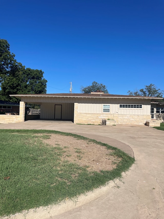 view of front of property featuring a carport