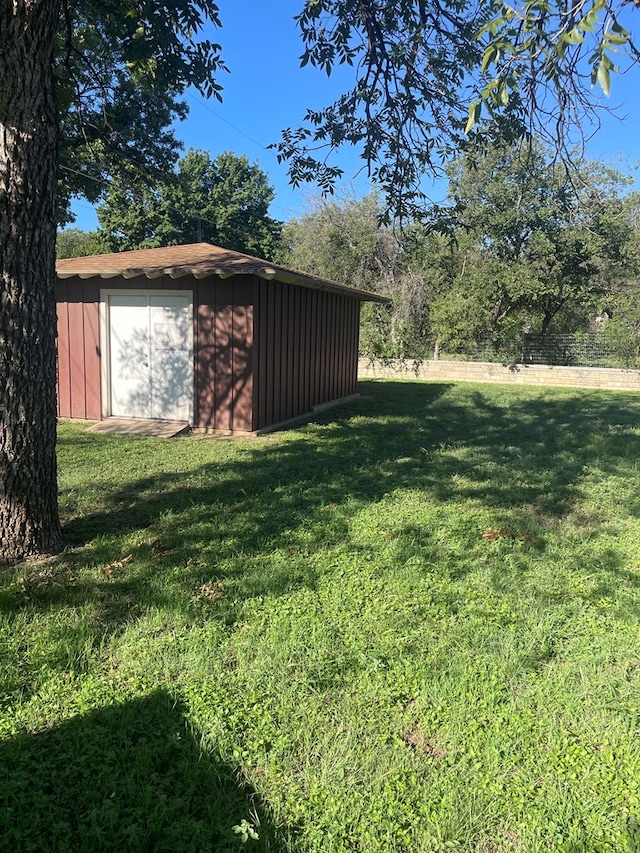 view of yard with a shed