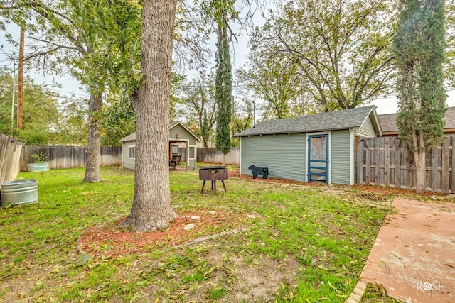 view of yard featuring a shed