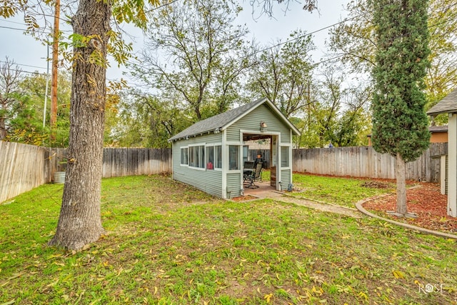 view of yard featuring an outdoor structure