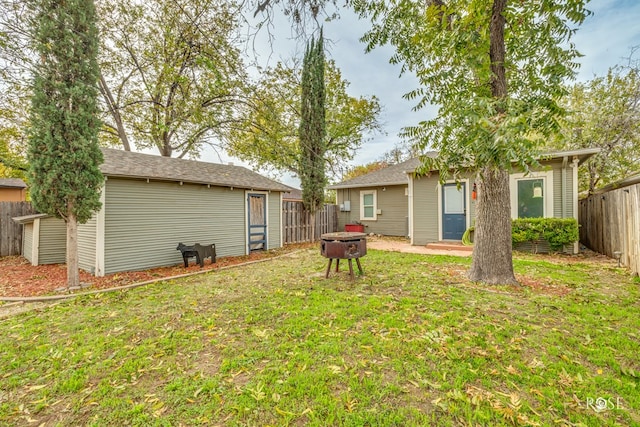 view of yard featuring a fire pit