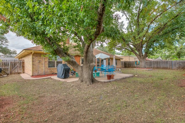 view of yard with a patio area