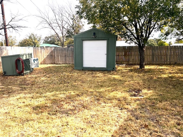 view of yard with a shed