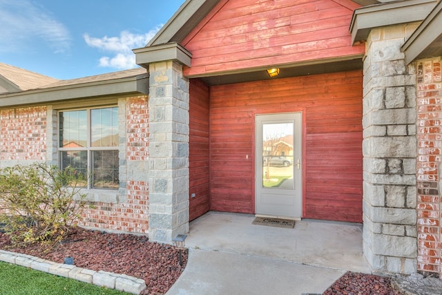 entrance to property with a shingled roof