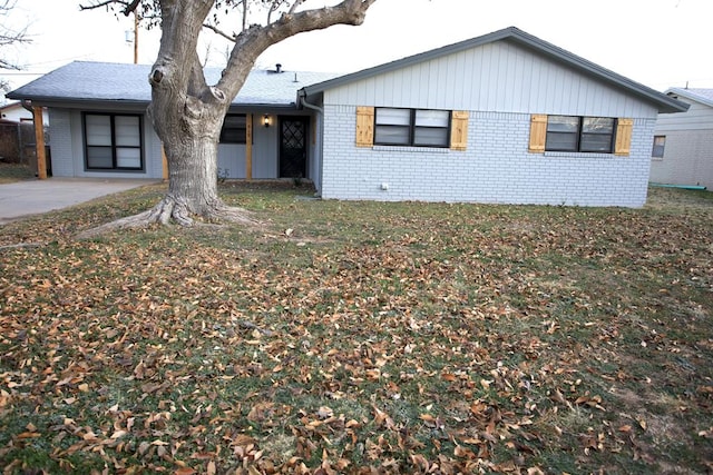 ranch-style home featuring a front yard