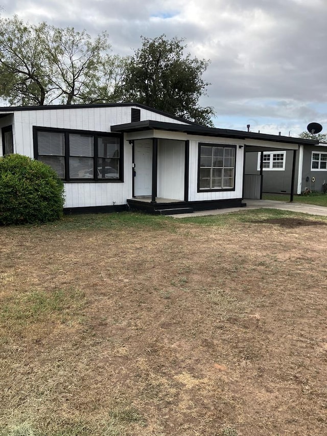 view of front of house with a front lawn