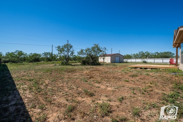 view of yard featuring a shed