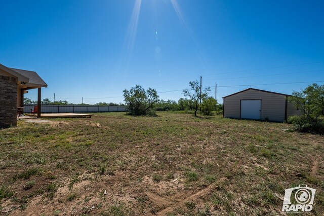 view of yard featuring an outdoor structure