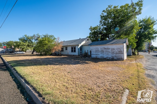 view of front of property with a front lawn