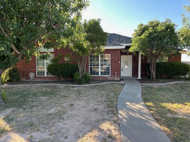 view of front of home featuring a front yard