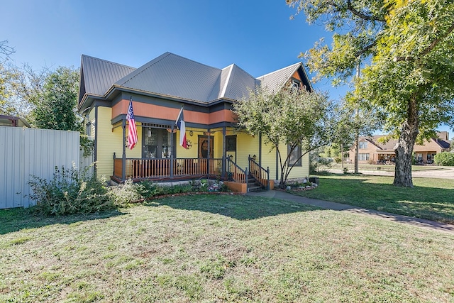 view of front facade featuring a front yard and a porch