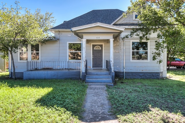 bungalow featuring a front lawn