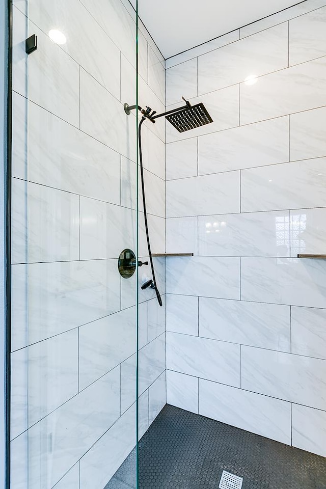 1001 Avondale Ave, San Angelo, TX 76901 - full bathroom with tiled shower