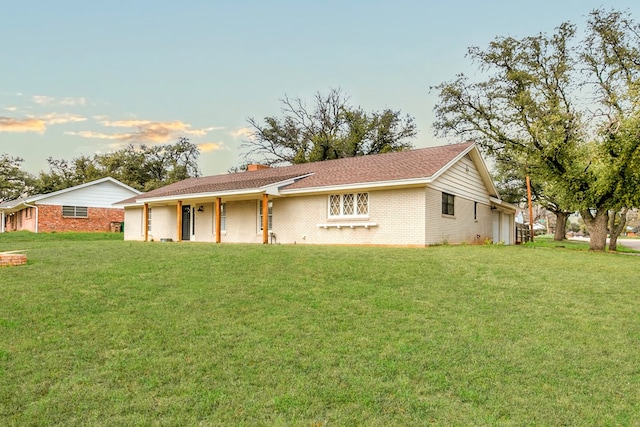 single story home featuring a front yard