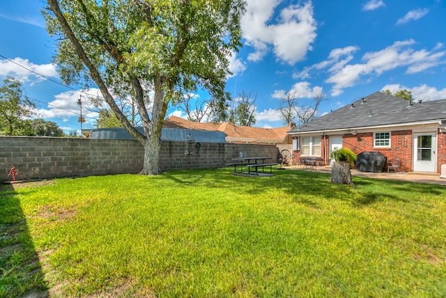 view of yard featuring a patio