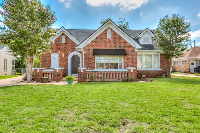 view of front facade featuring a front yard