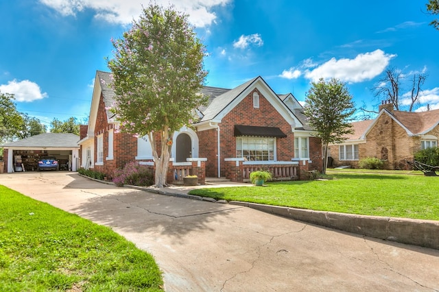 view of front facade featuring a front lawn