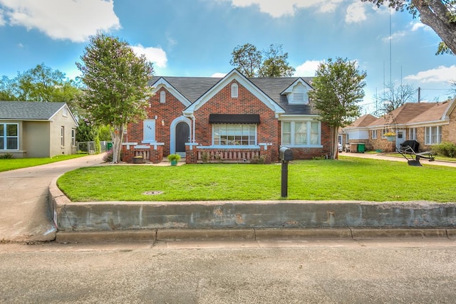 view of front facade featuring a front yard