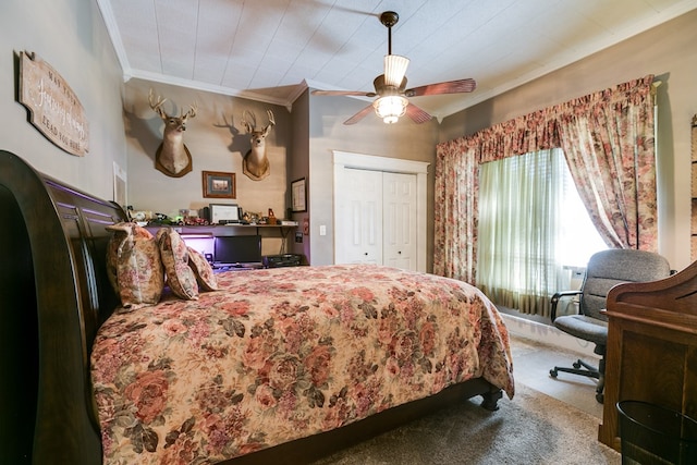 bedroom with crown molding, carpet, ceiling fan, and a closet