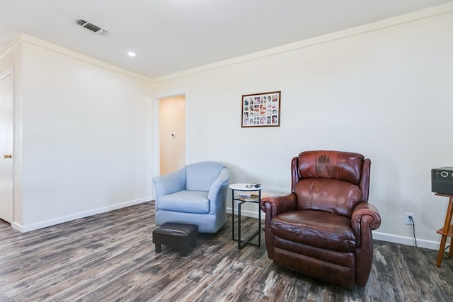 sitting room featuring wood finished floors, visible vents, baseboards, recessed lighting, and crown molding