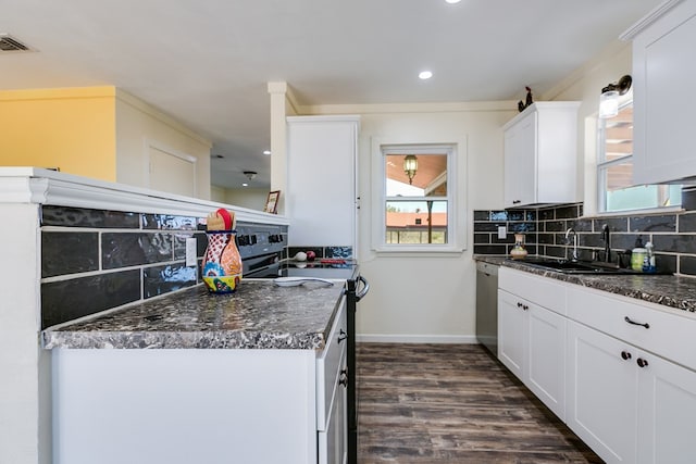 kitchen with a sink, dishwasher, backsplash, baseboards, and visible vents