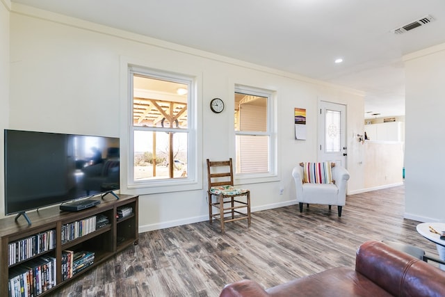 living room featuring visible vents, recessed lighting, baseboards, and wood finished floors