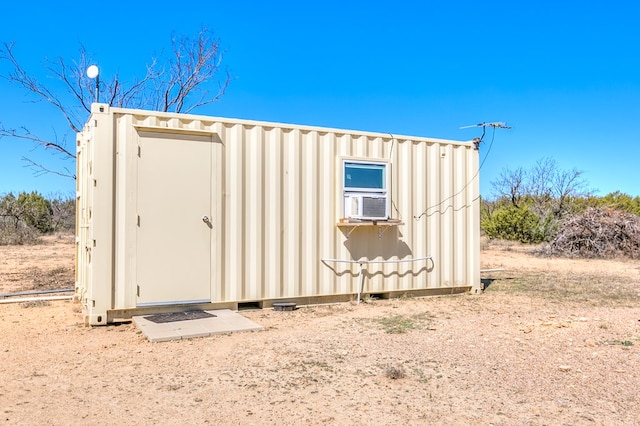 view of outdoor structure with an outbuilding