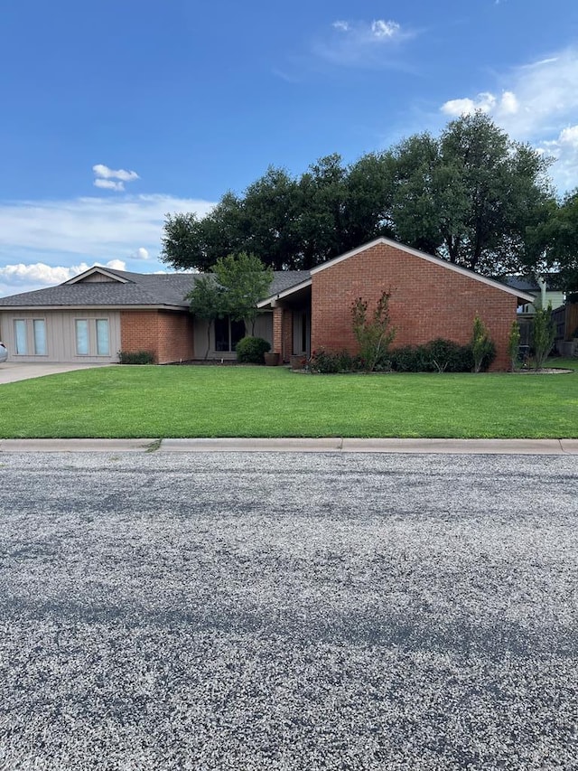 ranch-style house with a front yard