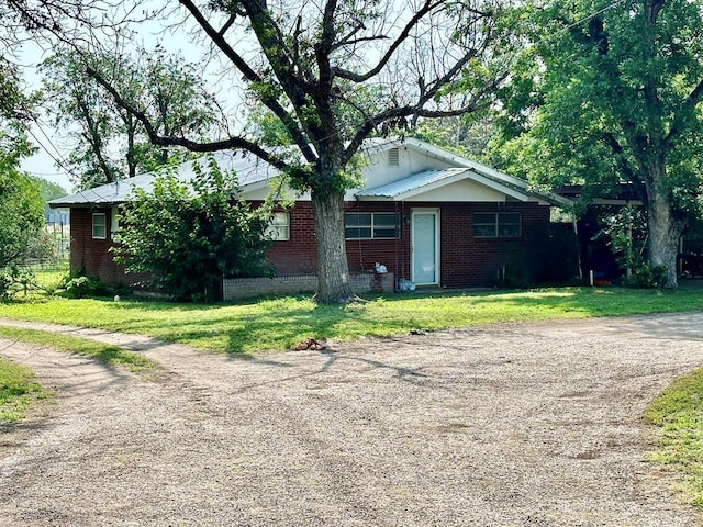 ranch-style house featuring a front lawn