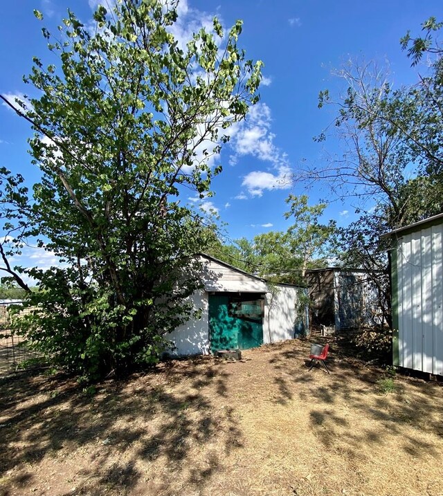 view of yard featuring an outbuilding