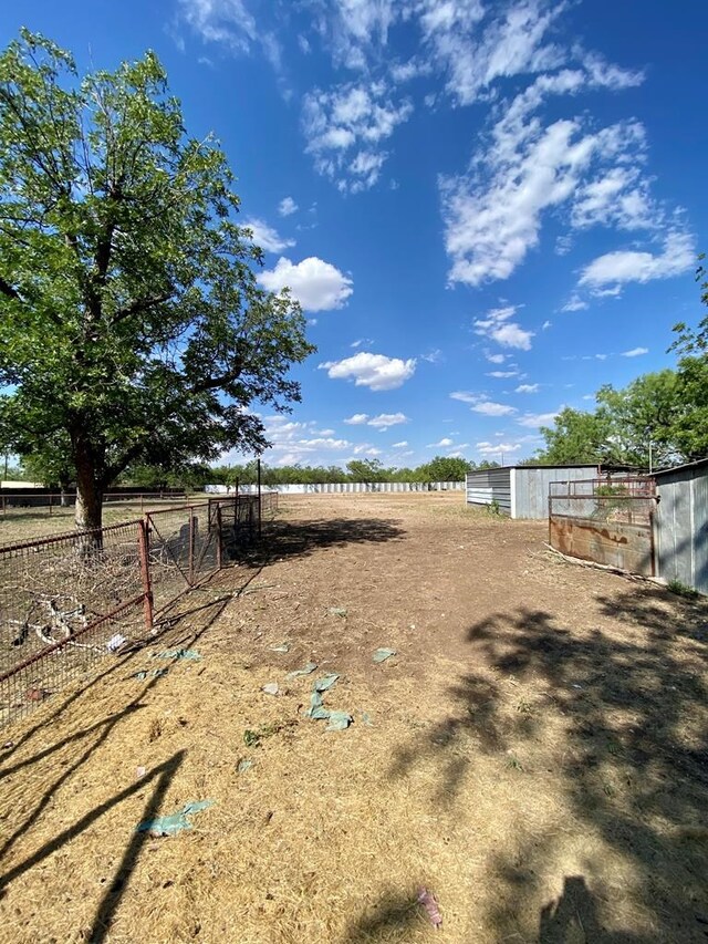 view of yard featuring a rural view