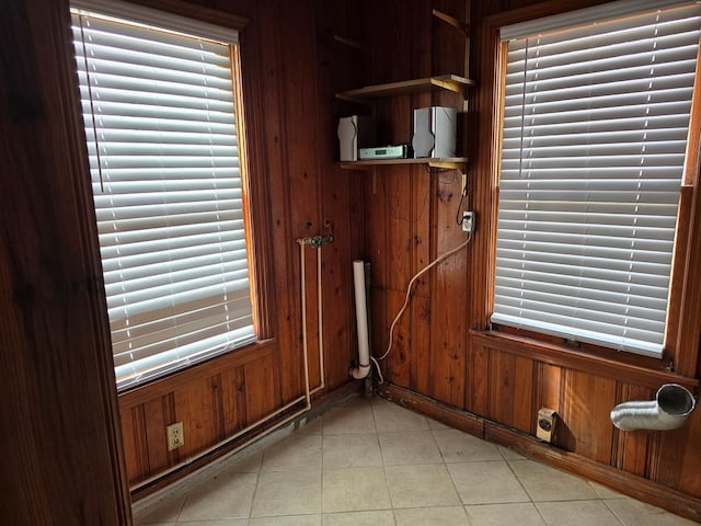 42 W 26th St, San Angelo, TX 76903 - detailed view of wooden walls