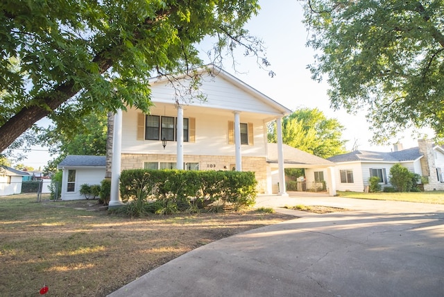 view of front of home with a front lawn