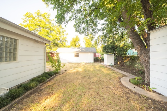 view of yard featuring a storage unit