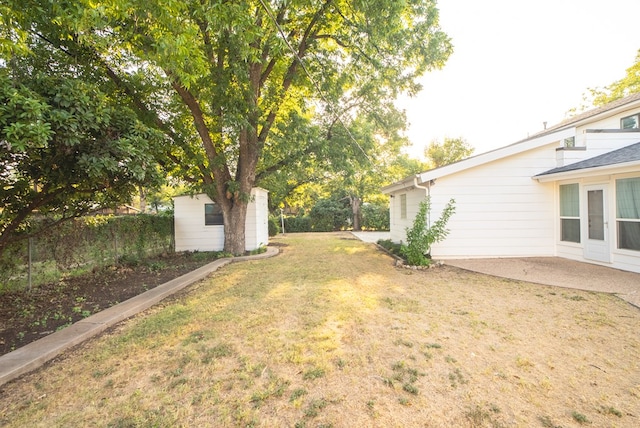 view of yard with an outbuilding