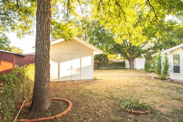 view of yard featuring a storage shed