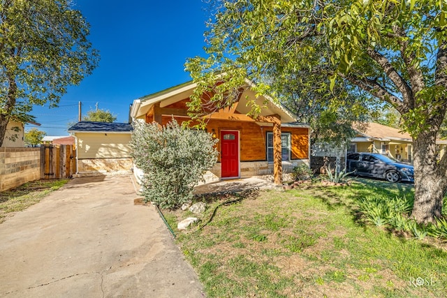 view of front of home featuring a front lawn