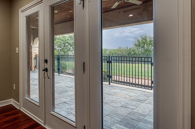 7164 Texas Unit R2, Del Rio, TX 78840 - entryway featuring baseboards