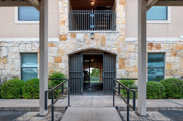 7164 Texas Unit R2, Del Rio, TX 78840 - doorway to property featuring stone siding