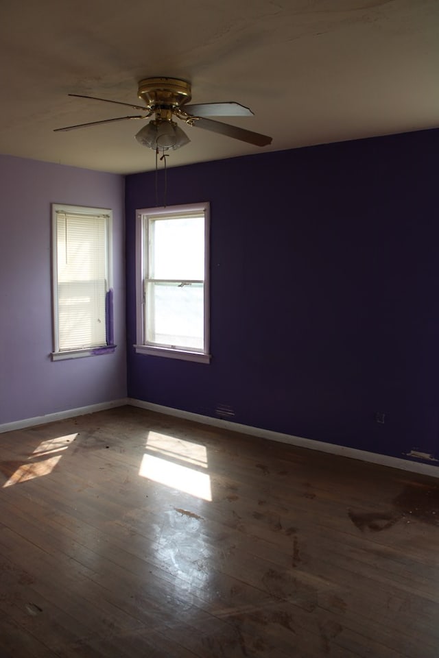 unfurnished room with dark wood-type flooring and ceiling fan