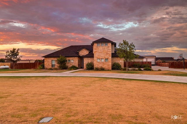 view of front of home featuring a lawn