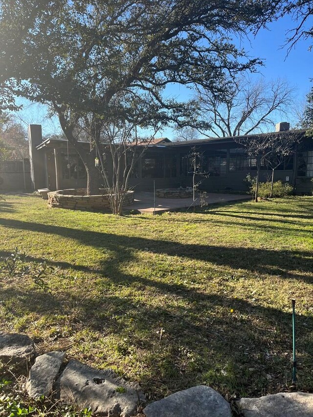 view of yard featuring a patio