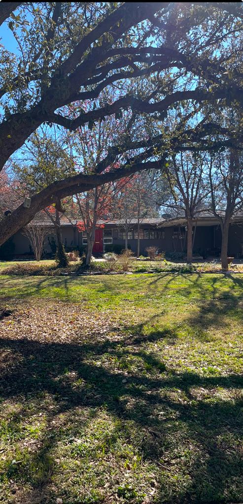 view of front of property featuring a front lawn