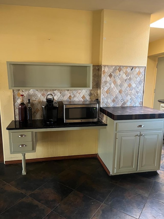 kitchen featuring decorative backsplash and kitchen peninsula