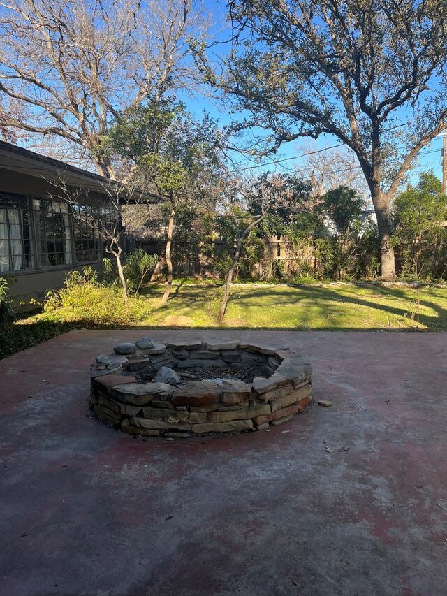 view of patio with a fire pit