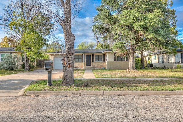 view of front facade featuring a garage and a front yard