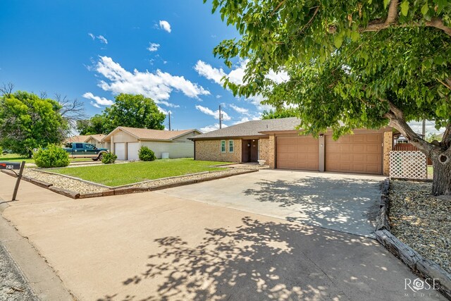 25 Dellwood Dr, San Angelo, TX 76903 - single story home featuring driveway, an attached garage, a front yard, and brick siding